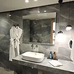 S & E Luxury Residences Apartment *